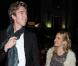 Sienna Miller sort de son restaurant préféré avec un ami, à Londres, le 7 avril 2011.