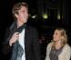 Sienna Miller sort de son restaurant préféré avec un ami, à Londres, le 7 avril 2011.
