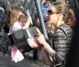 Sarah Jessica Parker avec ses jumelles Marion et Tabitha le 9 avril à  New York