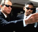 Men in Black, ce lundi 11 avril à 20h40 sur W9. Ici avec le fameux appareil qui leur permet d'effacer la mémoire 