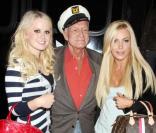 Hugh Hefner, Crystal Harris et Anna Sophia Berglund lors de la fête d\'anniversaire de Hugh Hefner et Marston Hefner à Las Vegas le 9 avril 2011 <br />