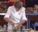 Stéphanie est très concentrée sur son plat lors de la dernière épreuve (Top Chef, le Choc des Champions, lundi 11 avril sur M6).