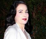 Dita Von Teese lors d'un dîner à Los Angeles dans une tenue chic et sobre, comme on les aime. Mars 2011 