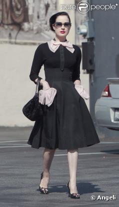 Dita Von Teese dans un look rétro divin pour aller faire du shopping dans sa jaguar.  