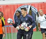 Le gardien du PSG Apoula Edel a été auditionné pendant près de sept heures au commissariat de Poissy (Yvelines) dans l'affaire de sa présumée fausse identité, déclenchée par son ancien manager.