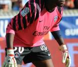 Le gardien du PSG Apoula Edel a été auditionné pendant près de sept heures au commissariat de Poissy (Yvelines) dans l'affaire de sa présumée fausse identité, déclenchée par son ancien manager.
