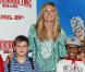 Heidi Klum pose avec des enfants à la première de Hoodwinked Too ! Hood VS. Evil, le samedi 16 avril 2011, à Los Angeles.