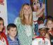 Heidi Klum pose avec des enfants à la première de Hoodwinked Too ! Hood VS. Evil, le samedi 16 avril 2011, à Los Angeles.