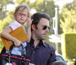 Jennifer Garner, Ben Affleck et leurs filles Violet et Seraphina se rendent au restaurant à Los Angeles, samedi 16 avril, à l'occasion de l'anniversaire de Jennifer Garner.