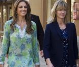 Toujours très élégante, Elizabeth Hurley se prépare à couper le ruban pour l'ouverture de sa boutique. Belgique, 18 avril 2011  