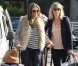 Heureuse après l'ouverture de sa boutique au Benelux, Elizabeth Hurley se rend à l'aéroport de Bruxelles. Direction Londres. Belgique, 18 avril 2011 