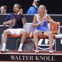 Henri Leconte sort sa panoplie de gags pour une copine allemande !