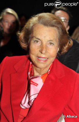 Liliane Bettencourt (photo : le 26 janvier 2011 au défilé Franck Sorbier, à Paris) met de l'ordre dans ses affaires avec un nouvel homme de confiance, et fait des projets d'avenir.