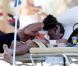 Pause bisous pour l'ex-star de The Hills Jason Wahler et sa girlfriend sur la plage de Miami le 2 avril 2011