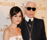 Rachel Bilson pose fièrement au côté de Karl Lagerfeld lors de la soirée Magnum qui s\'est déroulée à New York le 21 avril 2011