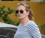 Julia Roberts, la mine un peu trop sérieuse, avec ses jumeaux Hazel et Phinnaeus à Los Angeles le 18 avril 2011