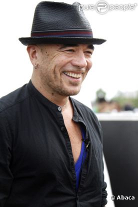 Pascal Obispo participe à la Journée mondiale pour la Terre sur le Miroir d'Eau, à Bordeaux, vendredi 22 avril.