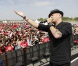 Pascal Obispo participe à la Journée mondiale pour la Terre sur le Miroir d'Eau, à Bordeaux, vendredi 22 avril.