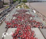 Un arbre humain géant a été formé par plus de 6 000 participants, lors de la Journée mondiale pour la Terre, sur le Miroir d'Eau, à Bordeaux, vendredi 22 avril.