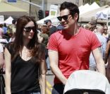 Johnny Knoxville et sa femme Naomi Nelson enceinte se promènent à Los Angeles avec leur fils Rocko le 15 avril 2011