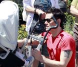 Johnny Knoxville et sa femme Naomi Nelson enceinte se promènent à Los Angeles avec leur fils Rocko le 15 avril 2011