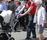 Johnny Knoxville et sa femme Naomi Nelson enceinte se promènent à Los Angeles avec leur fils Rocko le 15 avril 2011
