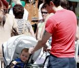 Johnny Knoxville et sa femme Naomi Nelson enceinte se promènent à Los Angeles avec leur fils Rocko le 15 avril 2011