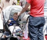 Johnny Knoxville et sa femme Naomi Nelson enceinte se promènent à Los Angeles avec leur fils Rocko le 15 avril 2011