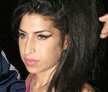 Amy Winehouse à la sortie d'un restaurant japonais à Londres en juillet 2010  