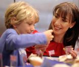 Samantha Cameron, épouse du premier ministre britannique David Cameron, s'est démenée dans les cuisines du 10 Downing Street, le 26 avril 2011, pour préparer sa street partie pour le mariage royal le 29 avril !