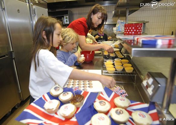 Samantha Cameron, épouse du premier ministre britannique David Cameron, s'est démenée dans les cuisines du 10 Downing Street, le 26 avril 2011, pour préparer sa street partie pour le mariage royal le 29 avril !