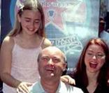 Lily Collins (à gauche) avec son père Phil Collins en 1999 