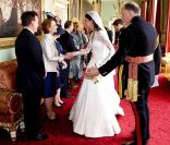 Le prince William et sa femme Catherine ont rallié le palais de Buckingham en landau après la célébration de leur mariage à Westminster. Ils y ont rencontré des dignitaires et ont coupé leur gâteau de mariage monumental, avant de s'éclipser en DB6 Volante pour Clarence House.