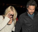 Pamela Anderson et son compagnon Jon Rose sont à l'aéroport de Los Angeles, en partance pour New York. Le 28 avril 2011