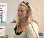 Pamela Anderson et son compagnon Jon Rose sont à l'aéroport de Los Angeles, en partance pour New York. Le 28 avril 2011