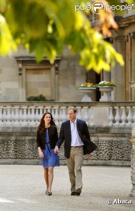 Kate Middleton et le Prince William dans les jardins de Buckingham Palace, au lendemain de leur mariage, le 30 avril 2011, à Londres.