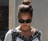 Jessica Alba, le jour de ses 30 ans, le 28 avril 2011, sortant du café Chez Marie à Los Angeles.