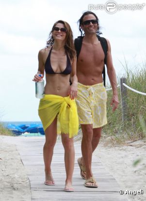 Maria Menounos et son chéri Kevin Undergaro, sur la plage à Miami, le 1er mai 2011