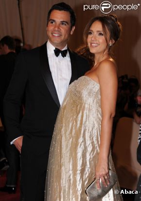 Jessica Alba, glamour à souhait, a choisi une robe Ralph Lauren collection pour faire sensation au MET Ball. Le 2 mai 2011 à New York