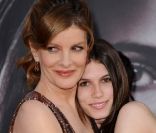 Rene Russo et sa fille Rose Gilroy lors de l'avant-première de  Thor , au El Capitan d'Hollywood, à Los Angeles, le 2 mai 2011.