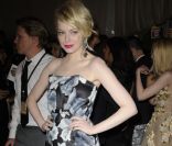  Zéro pointé pour Emma Stone avec cette robe dans les tons tristounets noirs et blancs. New York, 2 mai 2011  