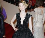  Mia Wasikowska a commis une grosse faute : la mode aujourd'hui c'est soit très long, soit très court ! New York, 2 mai 2011  