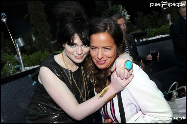La chanteuse Uffie et la créatrice Jade Jagger lors de la présentation de la nouvelle collection Morellato, dans l'enceinte du Club de l'Arc, à Paris, le 5 mai 2011.