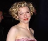 Renée Zellweger dans une robe rose poudrée en 2002, était fière de ses formes  