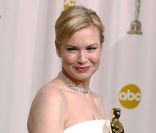 Renée Zellweger en 2004, radieuse dans une robe blanche et avec sa ligne voluptueuse 