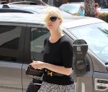 January Jones fait ses courses à Santa Monica, Los Angeles, le 6 mai 2011.
