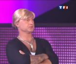 Vincent Lagaf', ici en tenue de professeure de gym, est l'animateur de l'émission  Pouch'le bouton , diffusée le samedi 7 mai sur TF1.