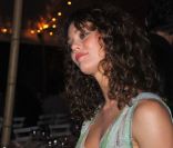 Vanessa Paradis et sa jolie cascade de boucles pour briller lors du dîner Chanel en l'honneur de Karl Lagerfeld à Antibes, le 8 mai 2011