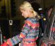 Paris Hilton fait le plein tandis que sa soeur Nicky patiente dans la voiture, dimanche 8 mai à Los Angeles.