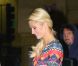 Paris Hilton fait le plein tandis que sa soeur Nicky patiente dans la voiture, dimanche 8 mai à Los Angeles.
